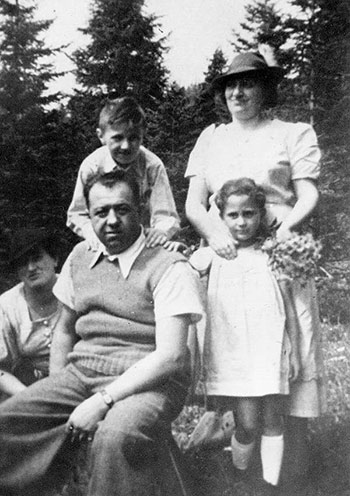 Lotte con su madre Valerie Berger, su tía, tío y primo.