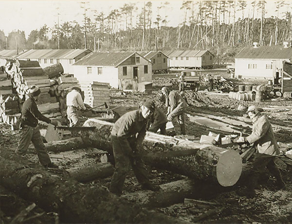 Objectores de consciencia trabajan en un campamento del Servicio Público Civil, Waldport, Oregon.