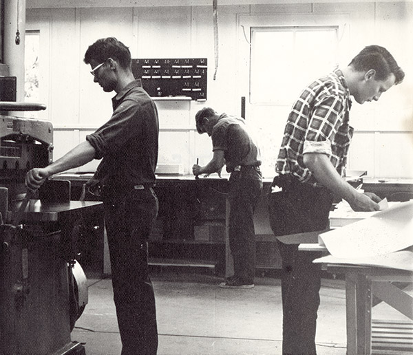Jóvenes trabajan en la prensa de Plough, 1967