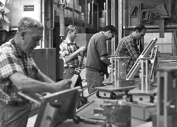 Jóvenes trabajando en una fábrica de muebles