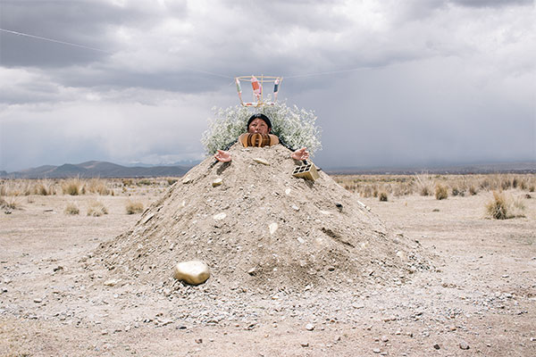 persona en un montículo de tierra: recreación de la Virgin de Potosí