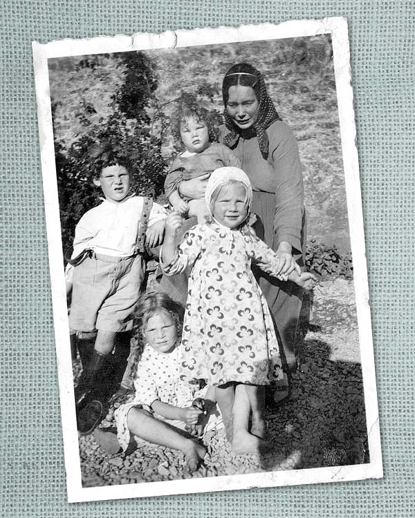 Trautel Dreher with  her children at the Cotswold Bruderhof in England, 1937