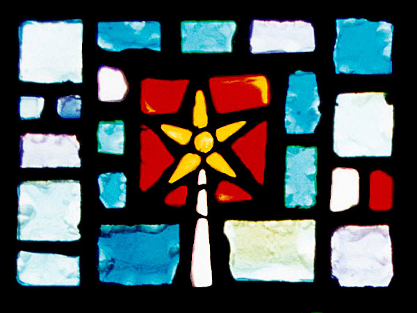 vitral con bloques en forma de una estrella, de color azul, amarillo, verde, morada y rojo