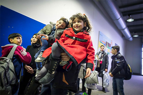 Un padre sirio y sus hijos esperan en una fila en el control de pasaportes del aeropuerto de Hanover, Alemania.
