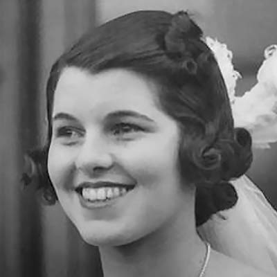 Rosemary Kennedy llevando una gorra con plumas