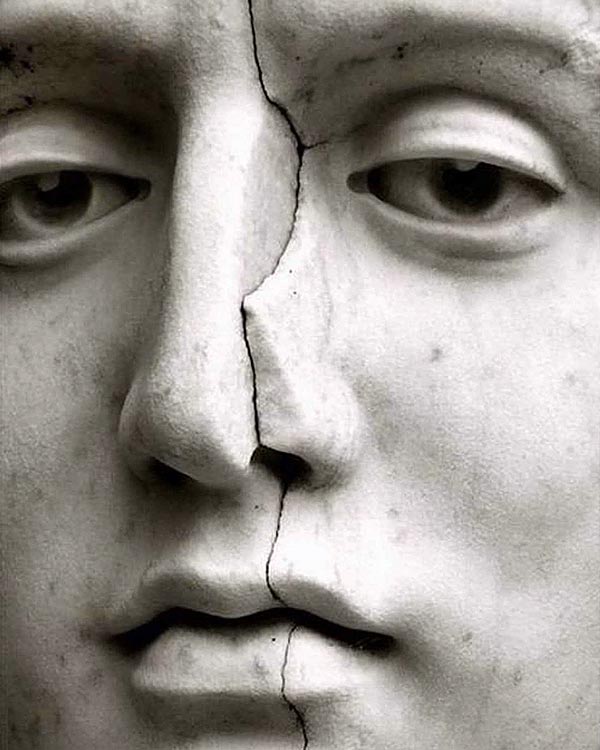 rostro agrietado de una estatua en marmol