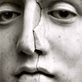 rostro agrietado de una estatúa en marmol