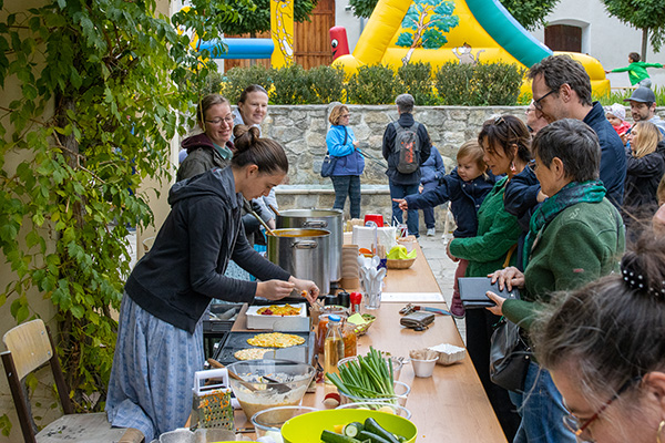 Essenstand beim Familienfest im Gutshof.
