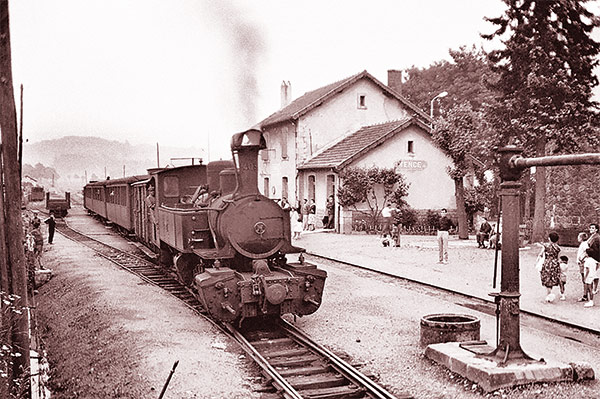 a train in Le Chambon